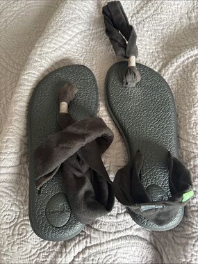 Sanuk Black Fabric-Strap Sandals